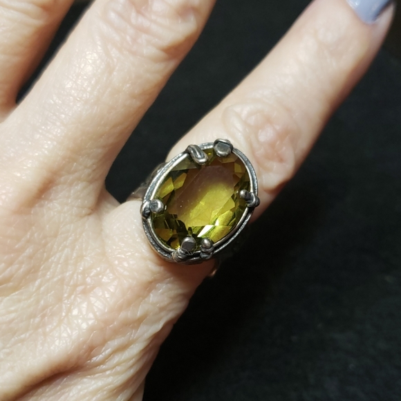 Olive green faceted stone in handcrafted setting - Picture 1 of 4